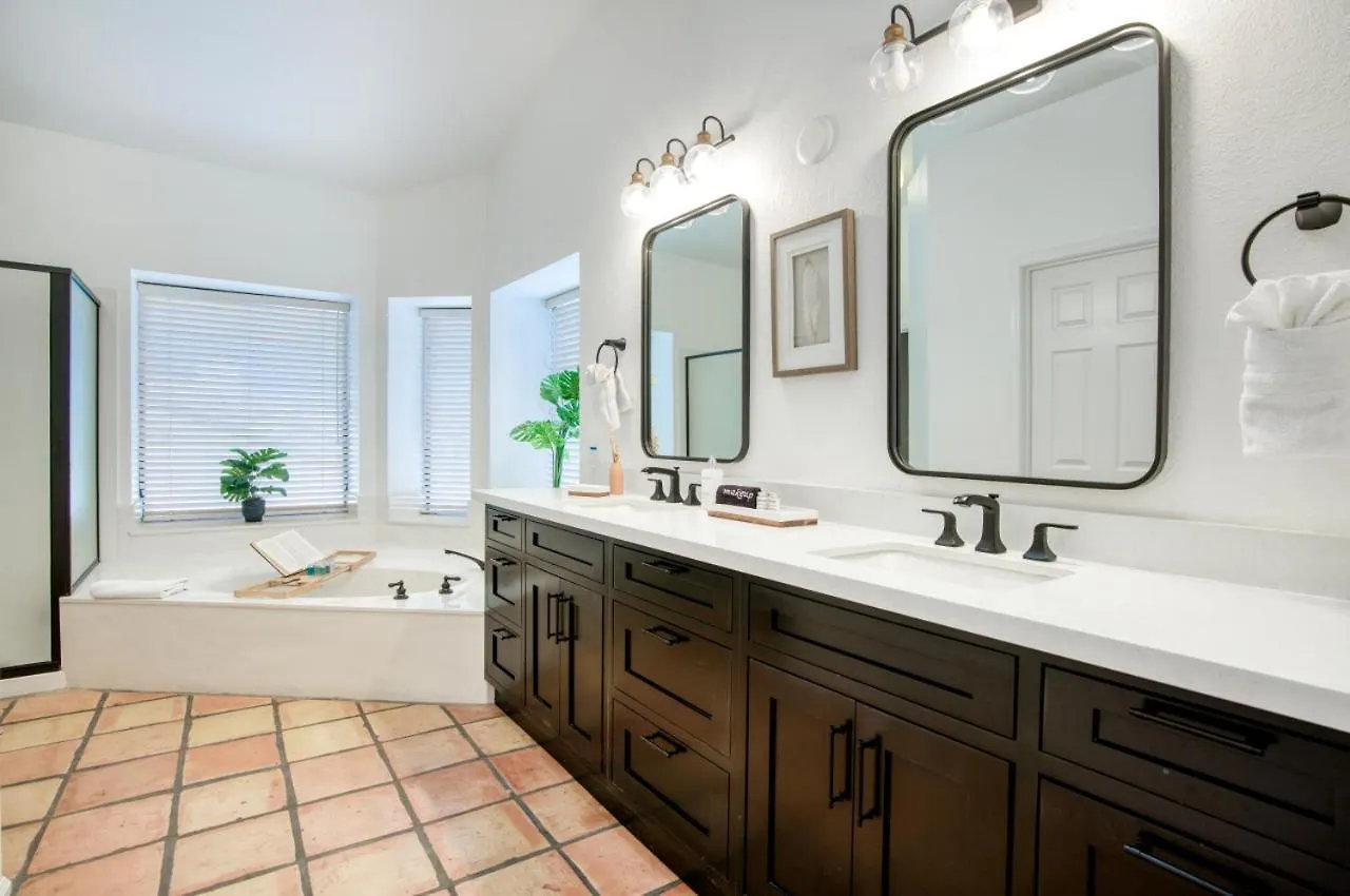 Upscale Phoenix Abode Walk To South Mountain Park